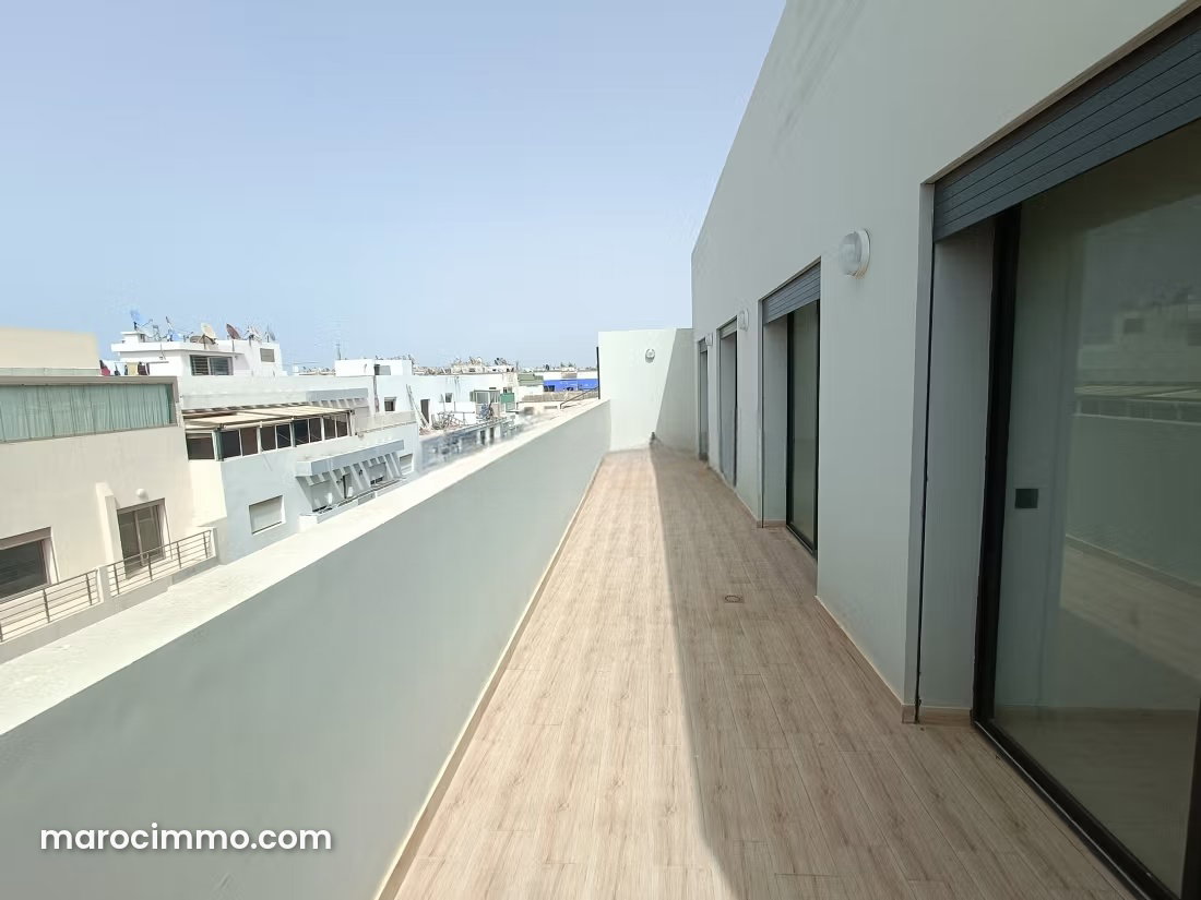 شقّة مضيئة بواجهة جنوبية وشرفة فسيحة في بوركون الدار البيضاء — الدار البيضاء