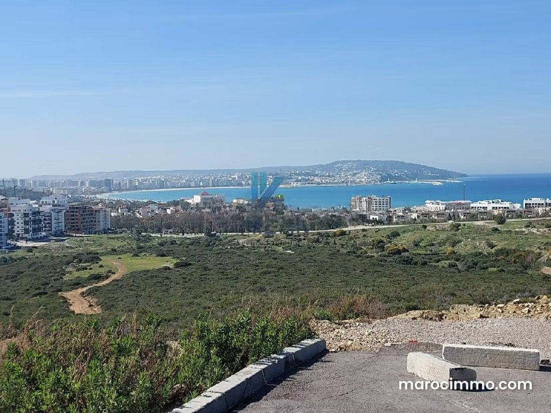 Terrain 11 000 m² avec vue mer à Malabata Tanger — Tanger