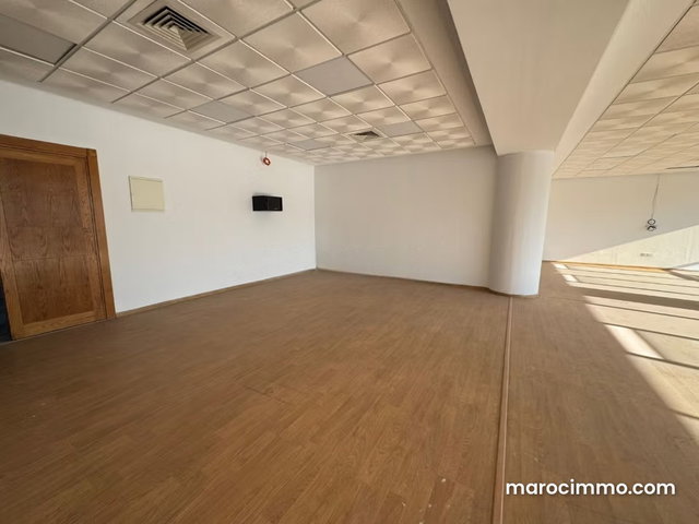 Bureau de 136 m2 aménagé à louer — 4