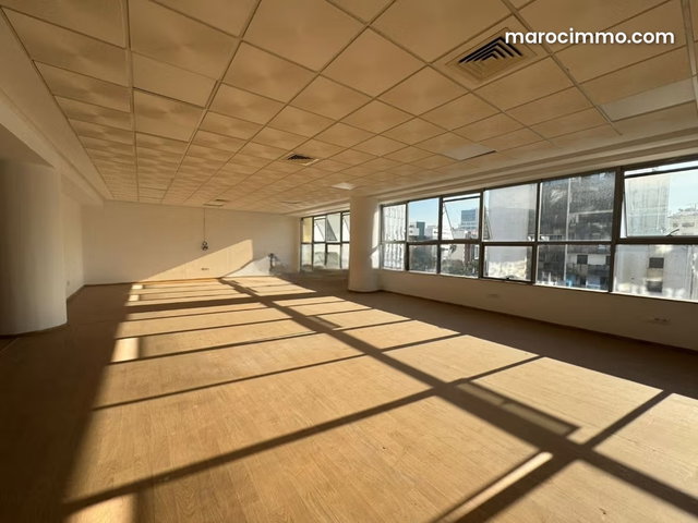 Bureau de 136 m2 aménagé à louer — 2