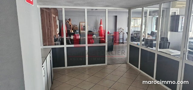Excellent emplacement Atelier showroom bureaux de 540 m de surface en plein Boulevard quartier roche noire a la location — 2