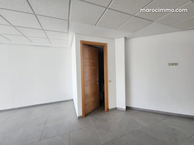 Location, plateau, bureau, commercial à Guéliz. Surface totale 74 m². Prestation de conciergerie, air conditionné — 2