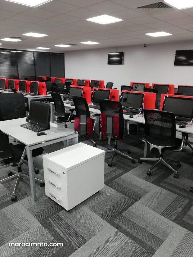 Plateau de bureau premium aménagé de 315 m a la location en plein bld Abdelmoumen incluant 96 Positions fonctionnelles idéal pour un Call Center — 2