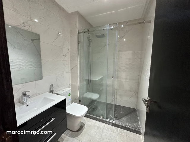 Bel appartement en location à Oasis. Superficie 150 m². Porte blindée et système de double vitrage — 4