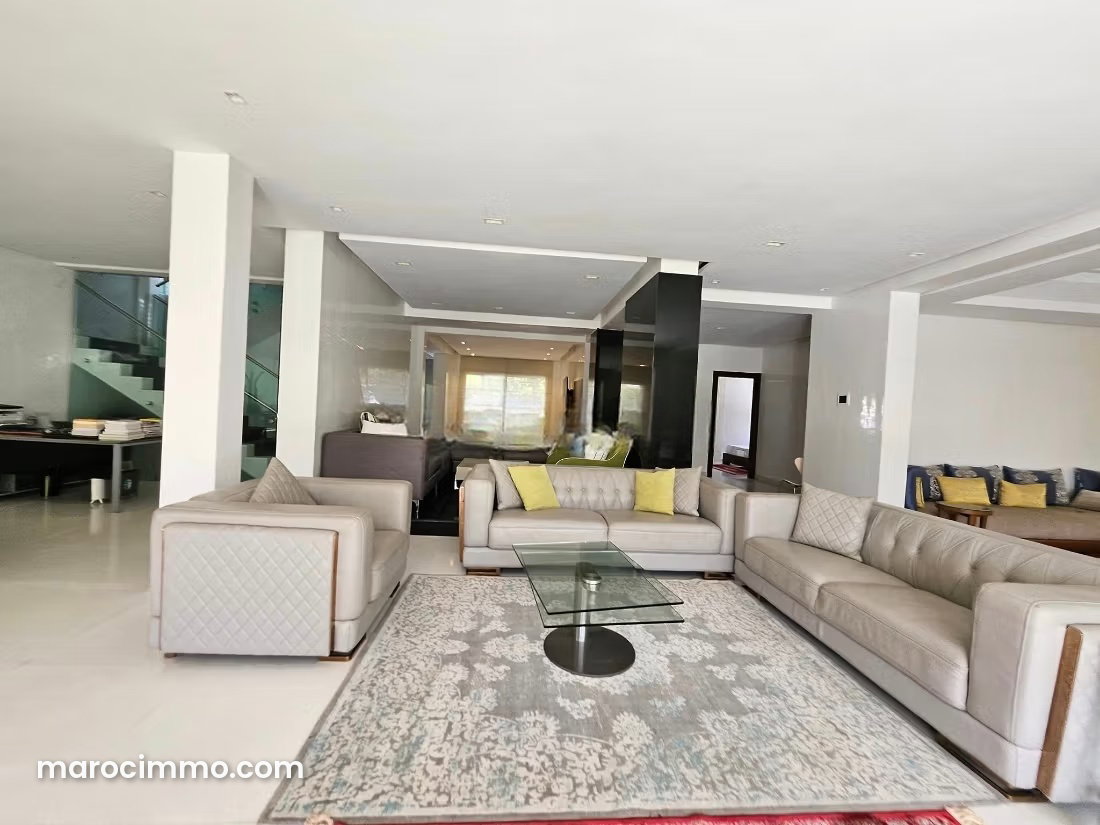 Villa 1200 m² avec piscine et jardin, Souissi, Rabat — Rabat