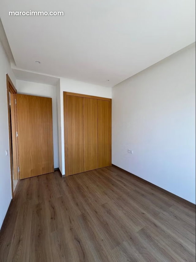 À louer, appartement, salon, deux chambres, proche de l’hôpital Sheikh Khalifa — 5