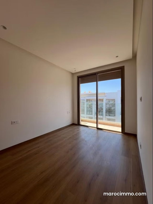 À louer, appartement, salon, deux chambres, proche de l’hôpital Sheikh Khalifa — 3