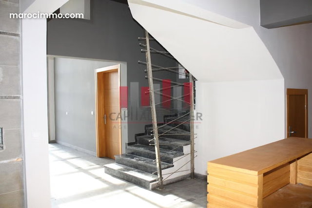Immeuble de 3045m2 hay hassani usage de bureaux — 3
