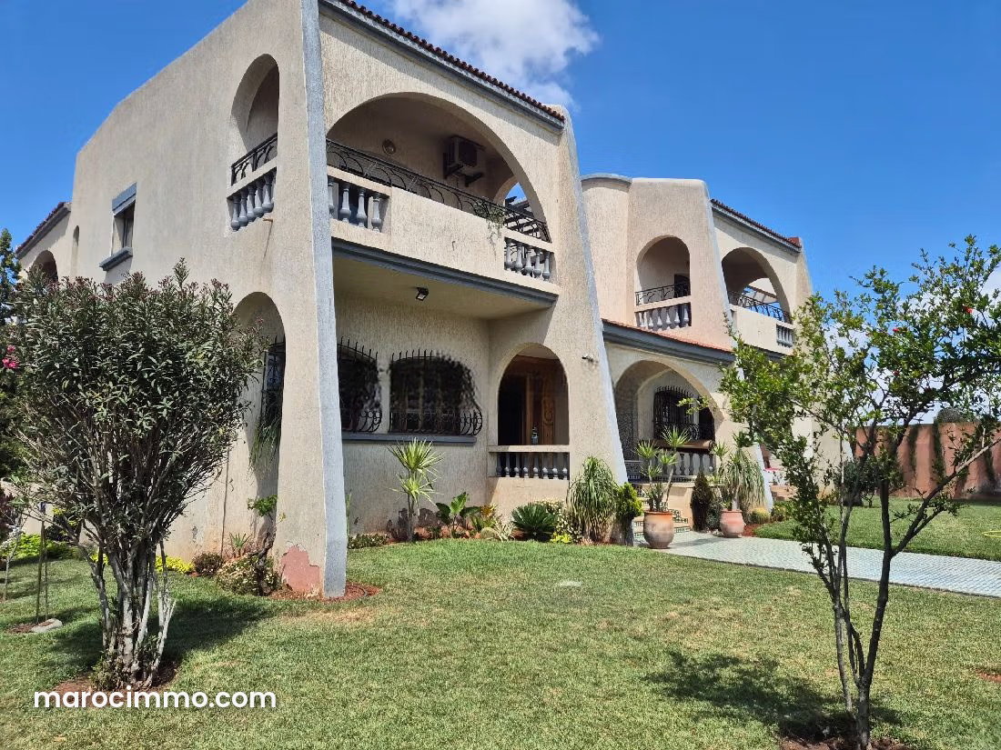Villa 1232 m² avec piscine, Bouskoura centre à vendre — Bouskoura