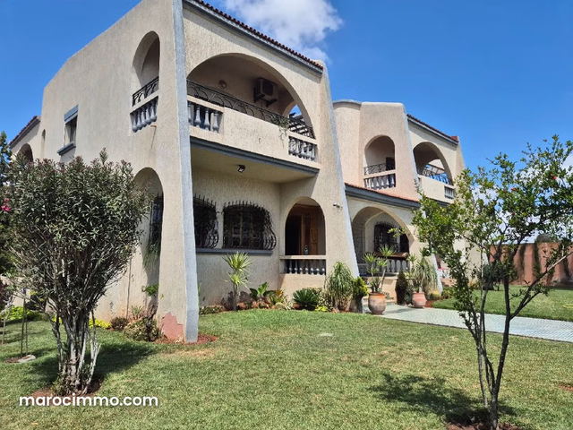 Grande villa avec piscine à Bouskoura — Bouskoura