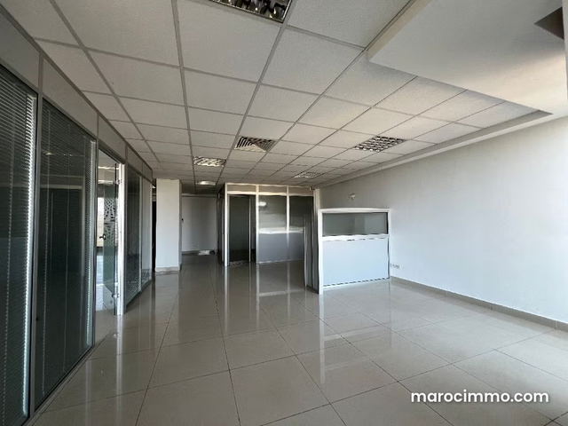 Location de bureaux à Bourgogne Ouest. Surface de 96 m². Porte blindée et résidence sécurisée — Casablanca