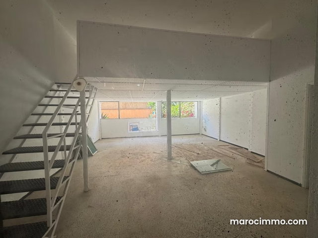Magasin dans une galerie commerciale à louer à 5min de la gare refait à neuf — 5
