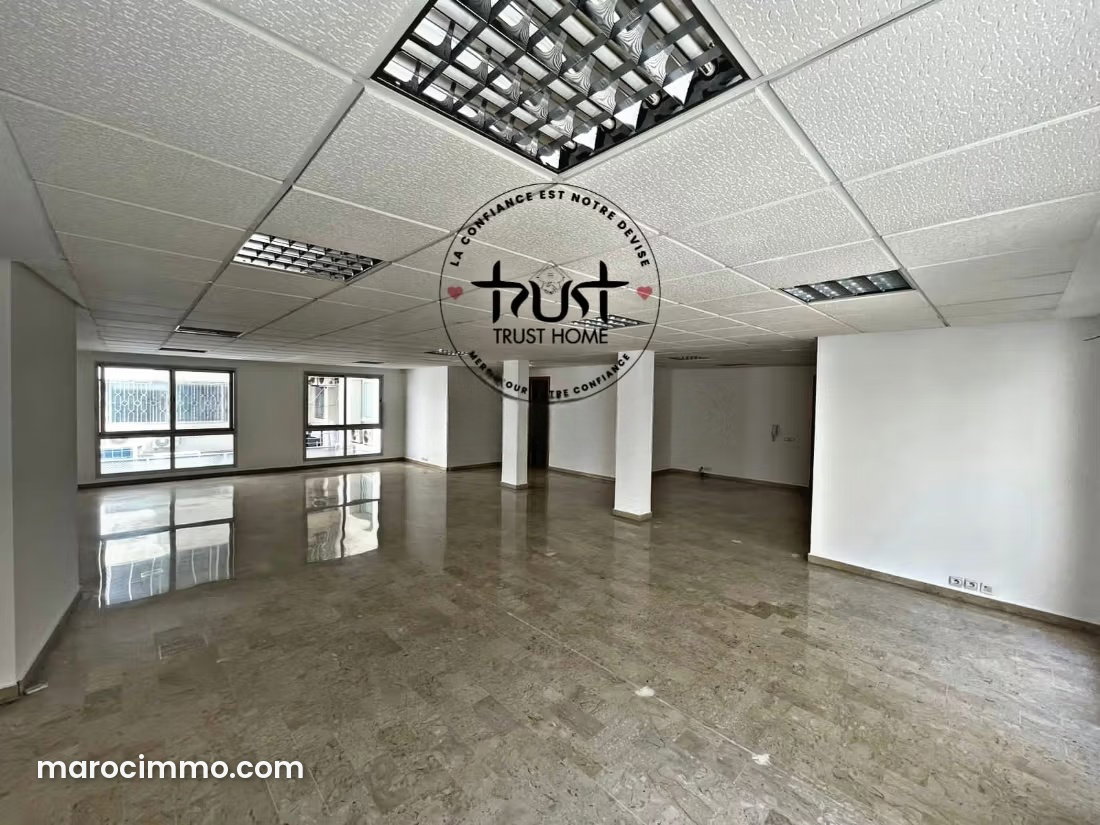106 m² Office for Sale in Racine, Casablanca, with Garage — Casablanca