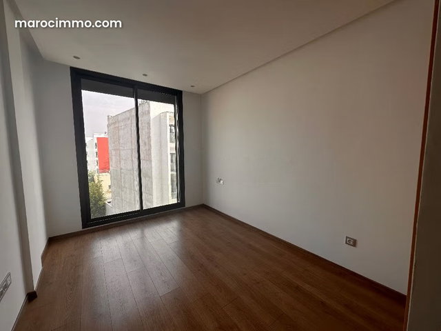 Rent this apartment in Les Princesses. 2 comfortable rooms. Keyed door, security — 2