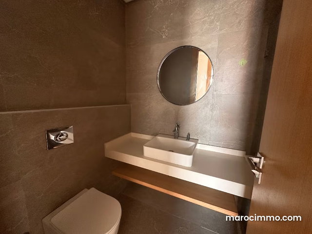 Rent this apartment in Les Princesses. 2 comfortable rooms. Keyed door, security — 3