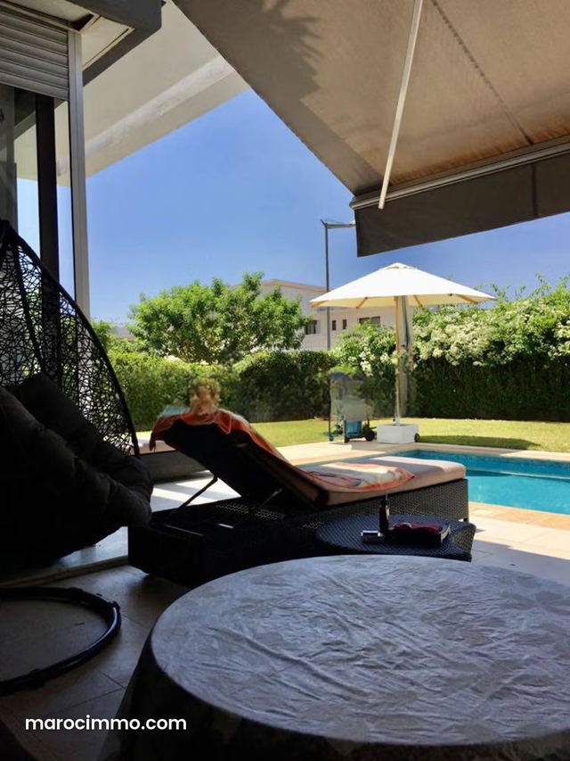 Villa Angle Grand jardin meublée Prestigia — Bouskoura