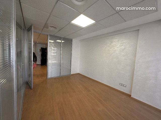 Offices for rent in Maârif. 60 m² surface. Double glazing windows and steel door — 4