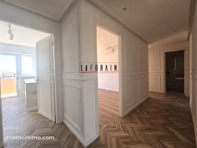 Appartement Blanc de 160 m² à Vendre — 4
