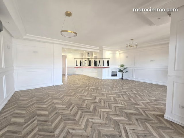 Appartement Blanc de 160 m² à Vendre — 2