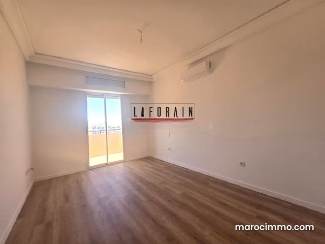 Appartement Blanc de 160 m² à Vendre — 5