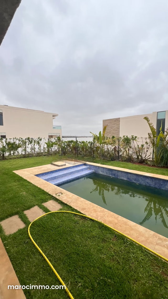 Somptueuse villa à vendre à El Menzeh. 6 grandes pièces. Bien meublé — 2
