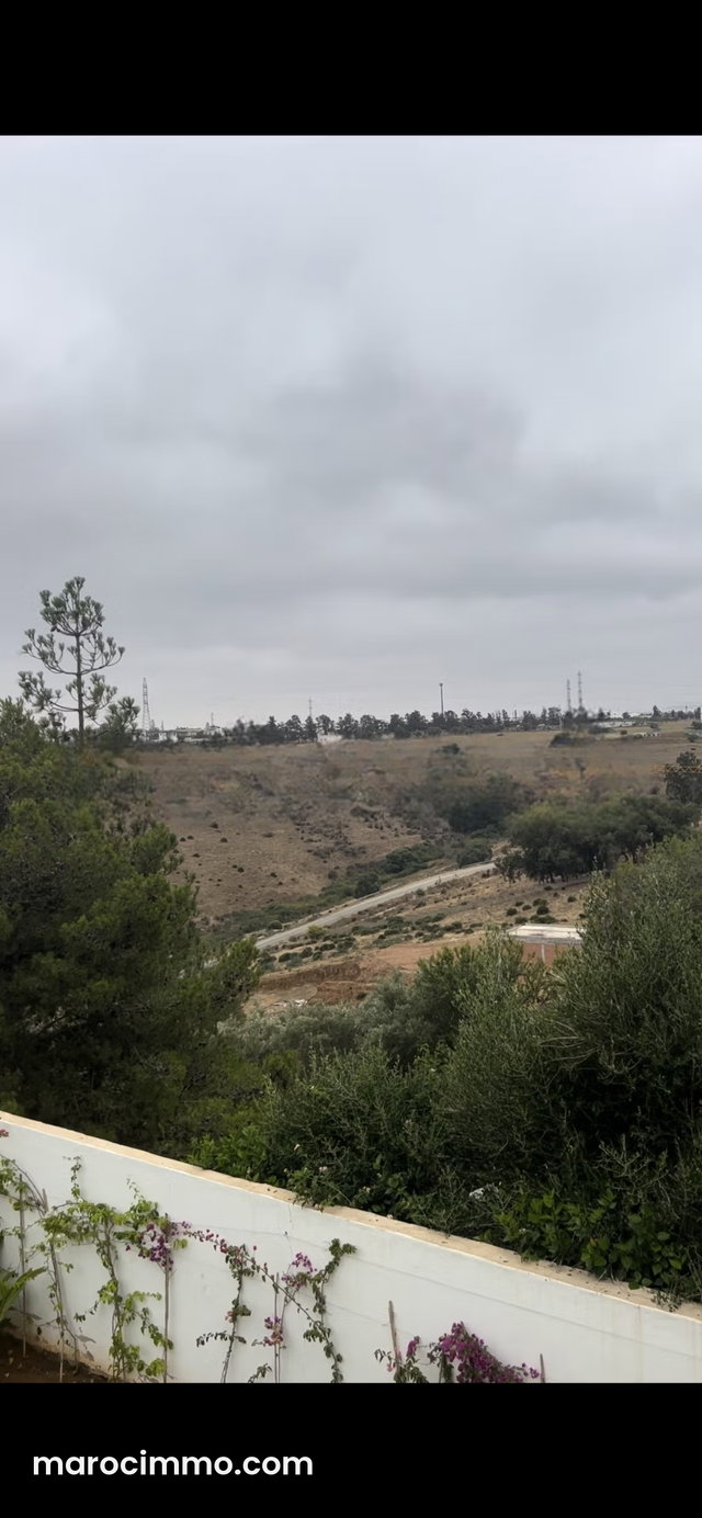 Somptueuse villa à vendre à El Menzeh. 6 grandes pièces. Bien meublé — 3