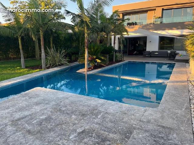 Prestigious villa for sale front golf — 2