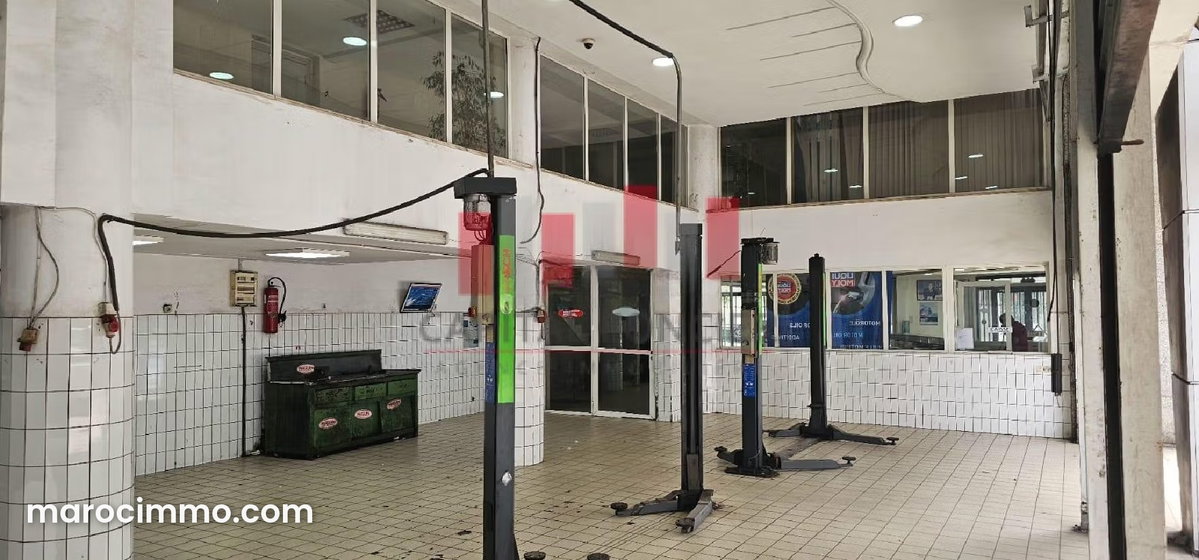 Excellent showroom en plein bld mly ismail Ain sebaa de 1900 m de surface exploitable a la location