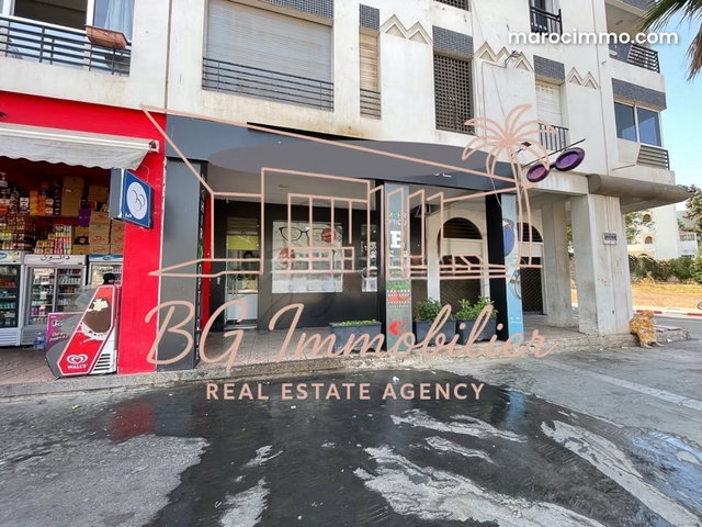 Magasin / Local commercial avec parking — 2