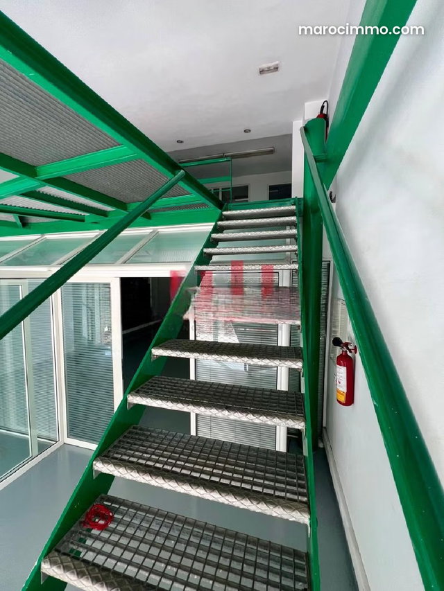 Local commercial de 140m2 à la location Rue d’Alger — 3