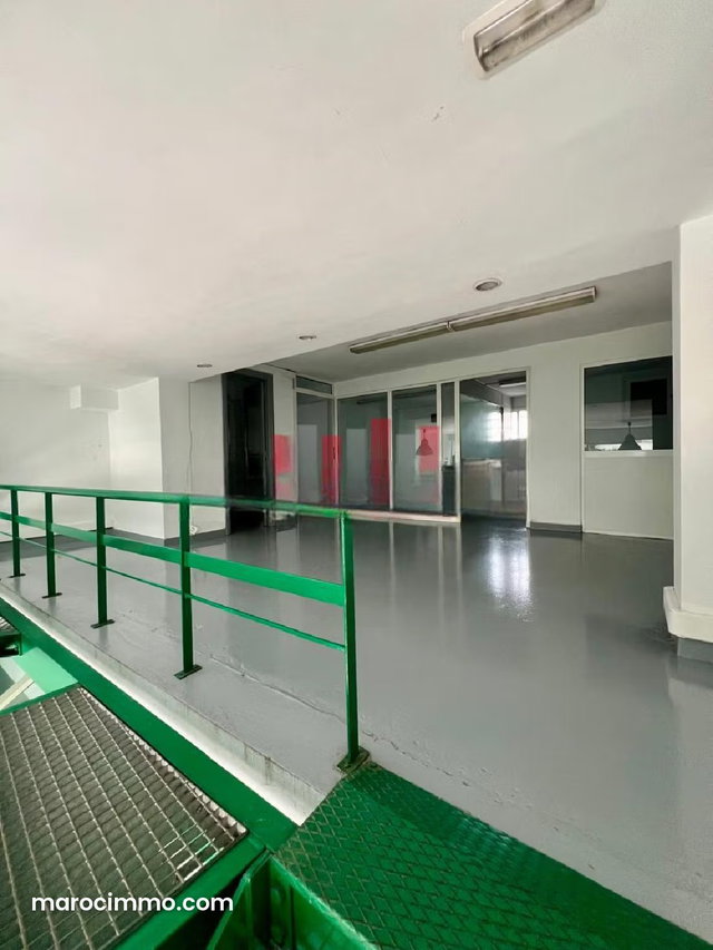 Local commercial de 140m2 à la location Rue d’Alger — 5