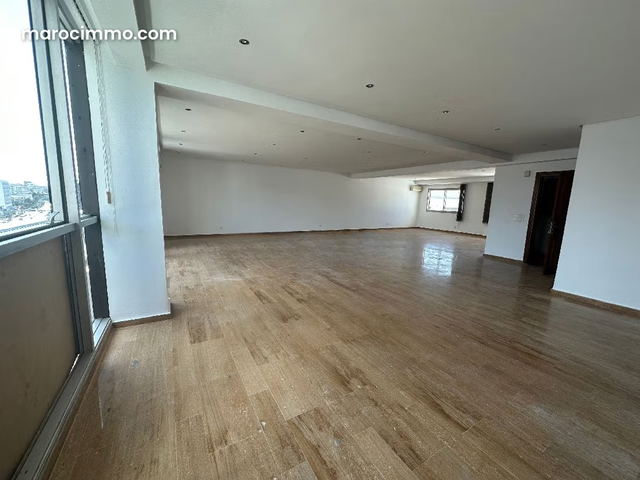 Beaux bureaux à louer à Maârif. Surface totale 120 m². Avec garage et ascenseur — Casablanca