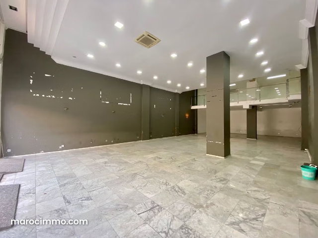 Commercial Property 305m² Boulevard Biiranzarane Racine — 2