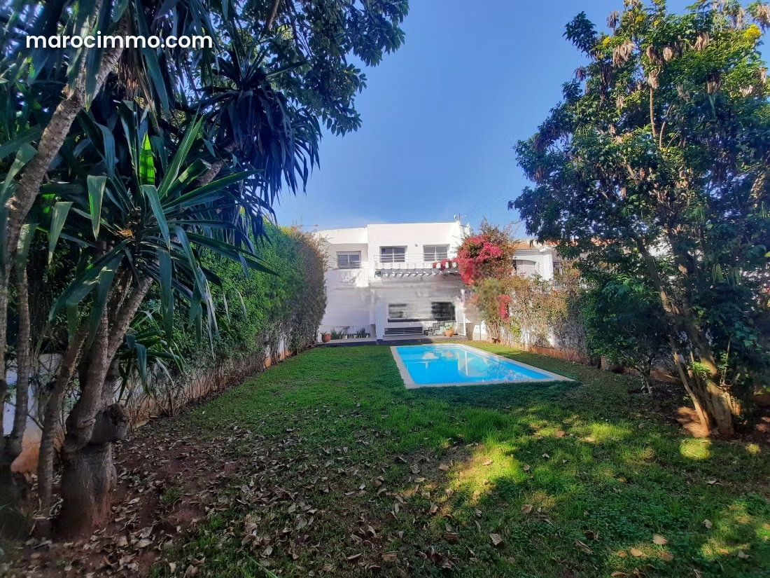 Local commercial 560 m², villa aménagée, C.I.L Casablanca — Casablanca