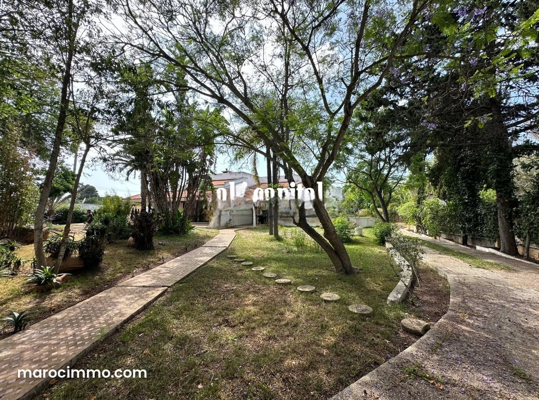 Villa 800 m² sur 2426 m² de parc, Souissi, Rabat — Rabat