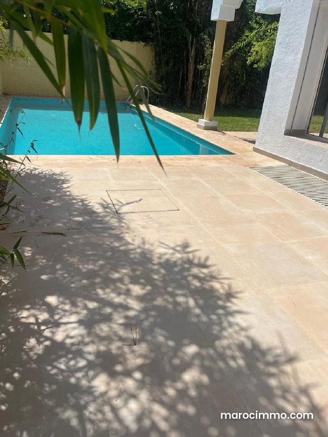 Villa a la location vide a ain diab 38000dh — 3