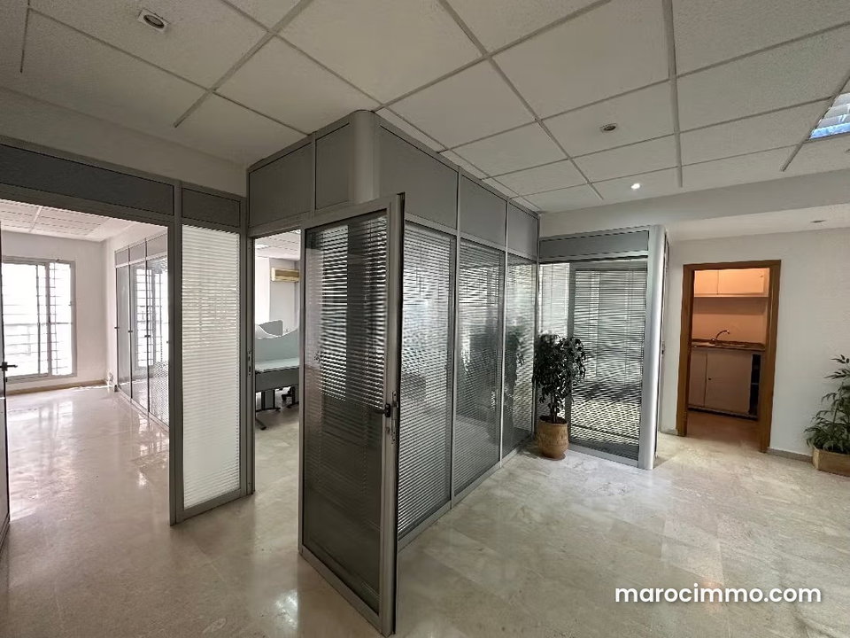 Offices for Rent in Racine. 5 Rooms, 104 m². Elevator and Garage
