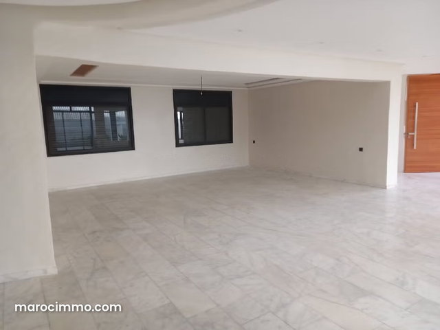 Splendide villa à vendre à Bir Rami Ouest. Superficie 640 m². Cheminée et concierge — 3