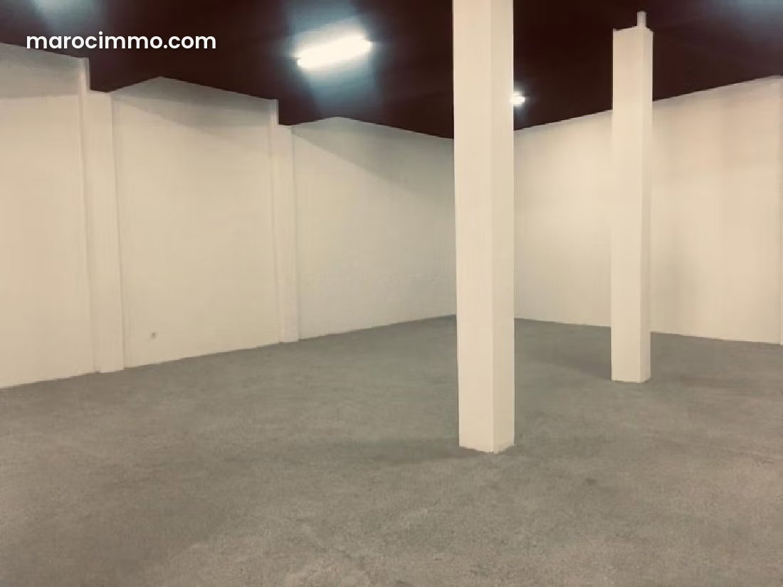 مساحة تجارية فسيحة للكراء بحي بالمير في الدار البيضاء — الدار البيضاء