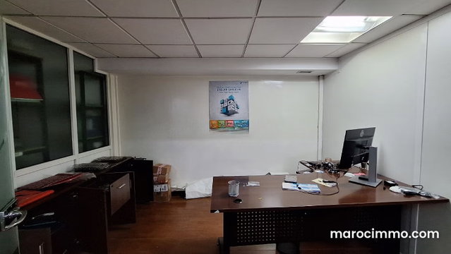 Local 369 m² double vitrine proche hôpitaux — 3