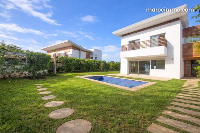 Location villa jumelée 650m2 avec véranda et chambres spacieuses, Bouskoura — 2