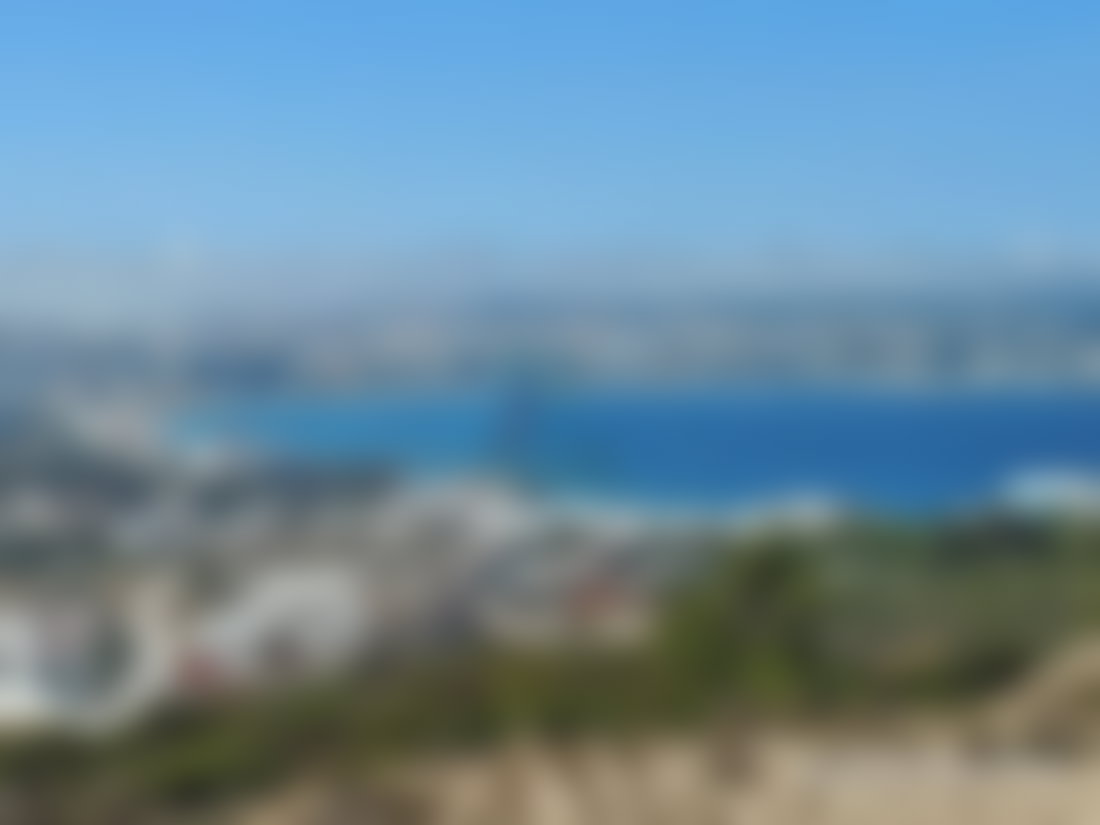 أرض فريدة مطلّة على البحر بملابطا طنجة