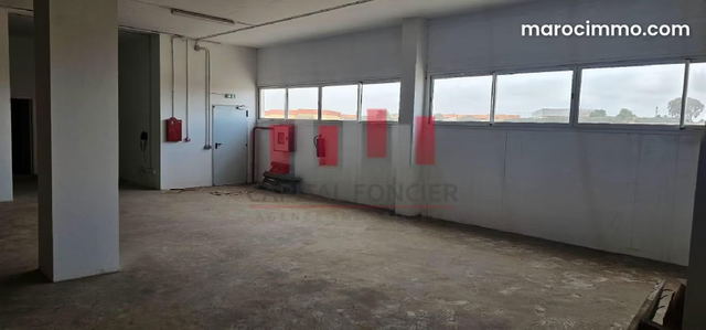 Hangar industriel de 553 m2 en étage avec monte charge a la location zone industrielle lahraouiyine — Casablanca