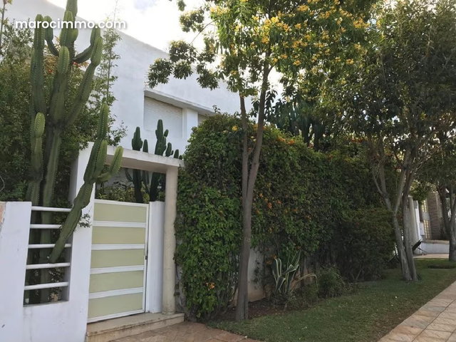 Villa à Vendre de 401.0 m² à Casablanca, Oulfa — 2
