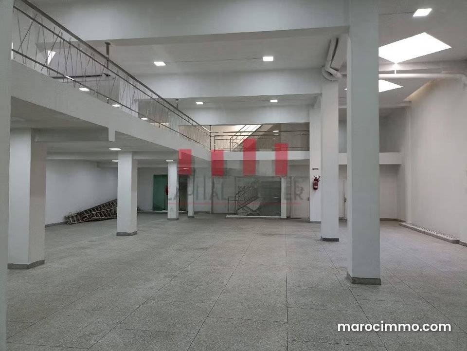 Local commercial de 1300m2 à la location Bd Oum Rabii