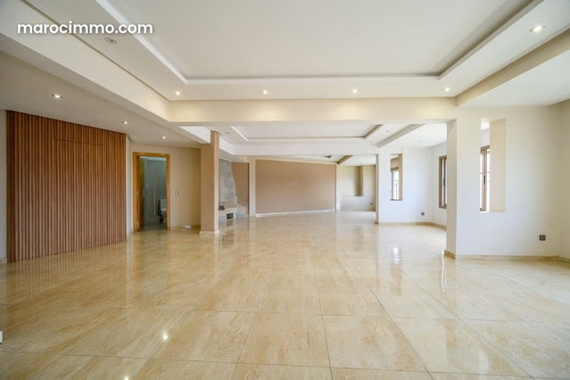 Appartement en location à Bourgogne Ouest sans vis à vis. Surface totale 244 m². Cheminée et concierge — 3