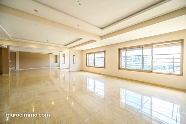 Appartement en location à Bourgogne Ouest sans vis à vis. Surface totale 244 m². Cheminée et concierge — الدار البيضاء