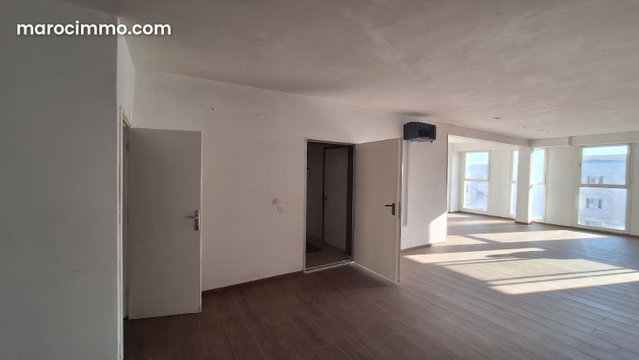 Bureau de 160 à 320 m² 3ème étage proche préfecture — 3