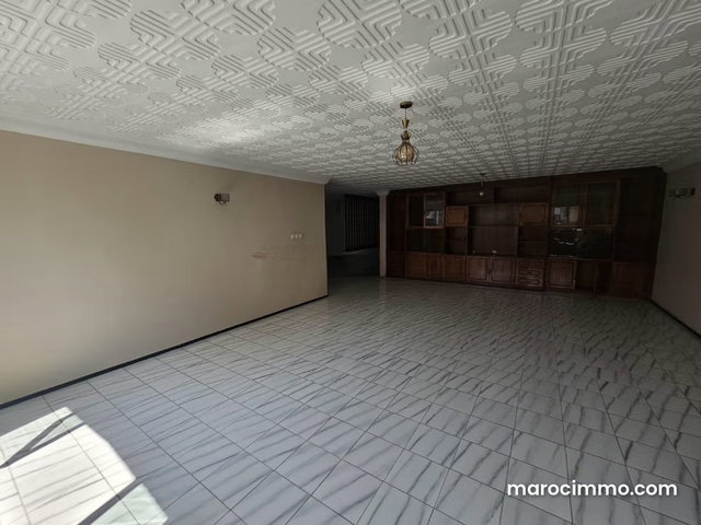 Bureau f4 en location à Sahat Oumam — 2