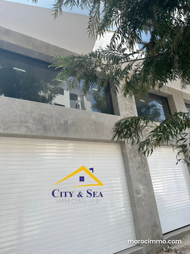 Commercial Space for Sale in Medina. — 2